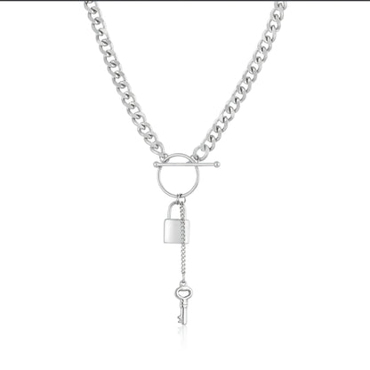 Colier Daniel Klein Statement Auriu, cu Pandantive Simbolice Lacăt și Cheie