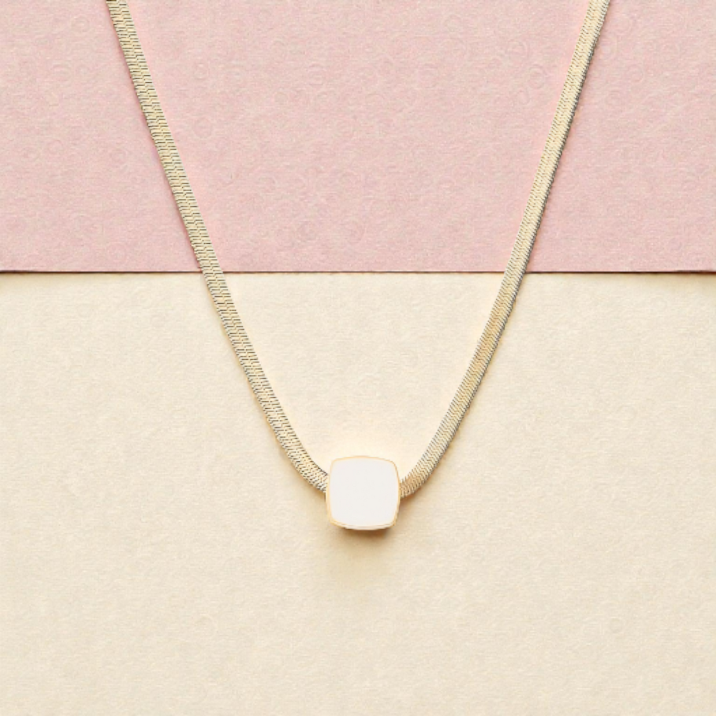 Colier Herringbone Auriu, cu Pandantiv Pătrat din Email Alb