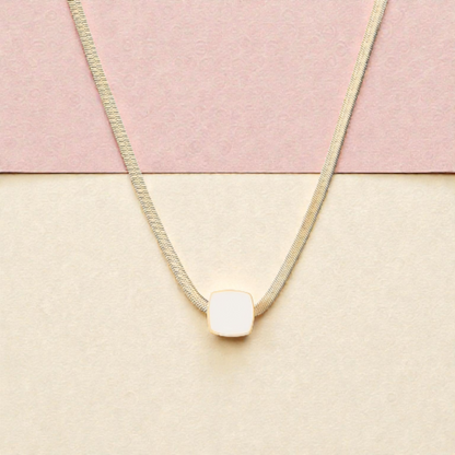 Colier Herringbone Auriu, cu Pandantiv Pătrat din Email Alb