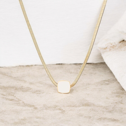 Colier Herringbone Auriu, cu Pandantiv Pătrat din Email Alb